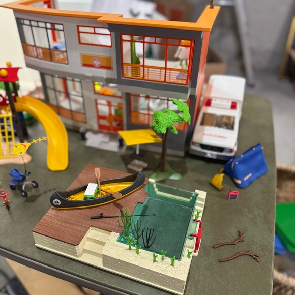 Playmobil Hospital, Ambulance, Playground, Pool Outdoors, and tons extras - Picture 4 of 15